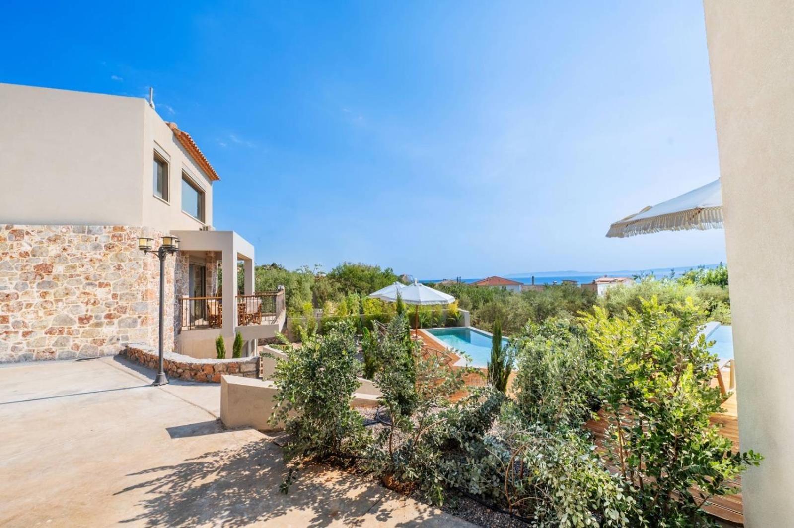 Petradi Suites Каламата Экстерьер фото