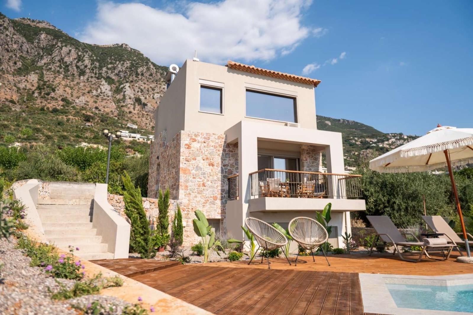 Petradi Suites Каламата Экстерьер фото