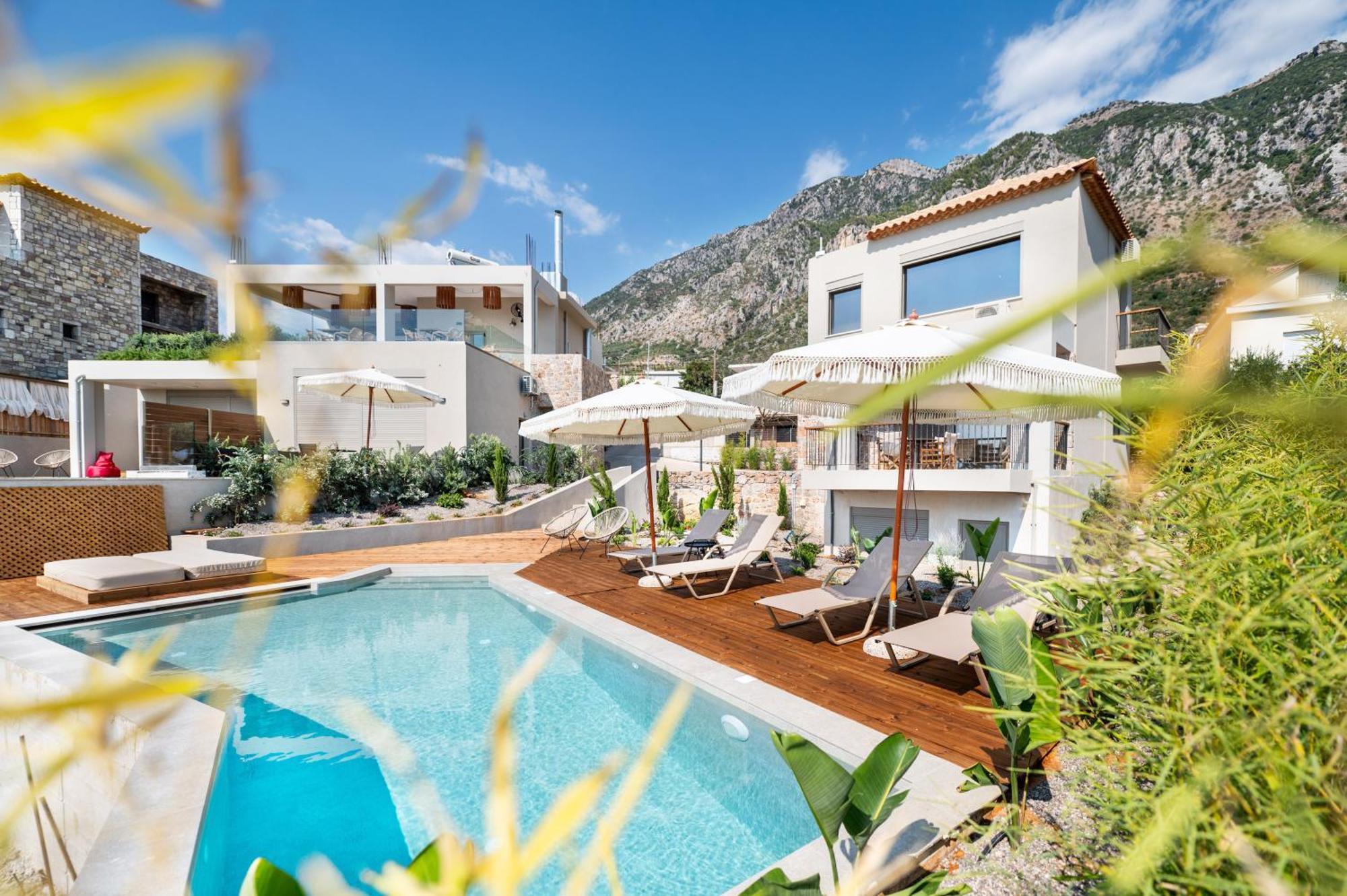 Petradi Suites Каламата Экстерьер фото