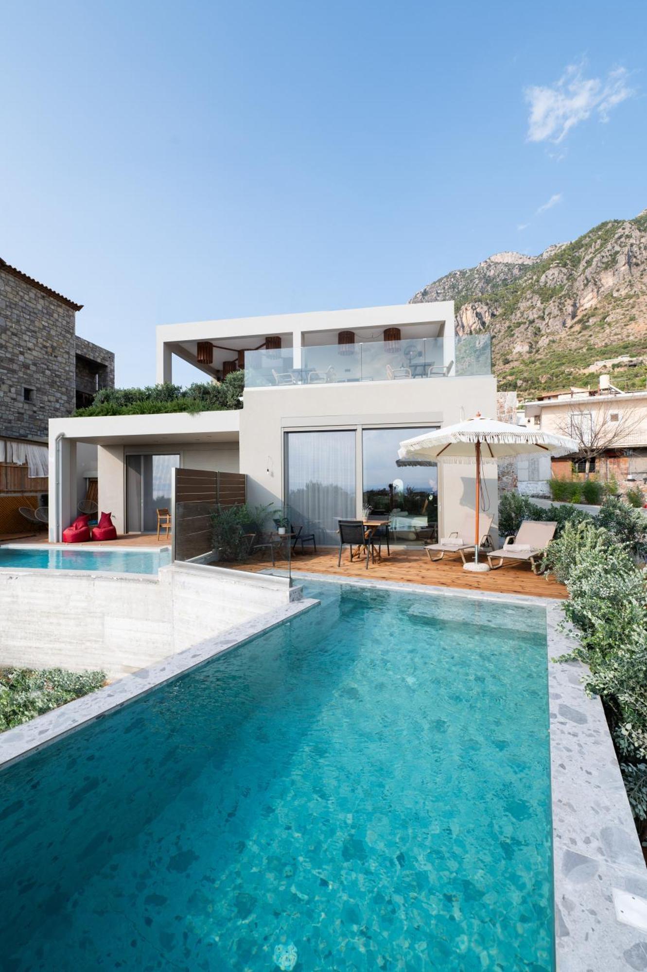 Petradi Suites Каламата Экстерьер фото